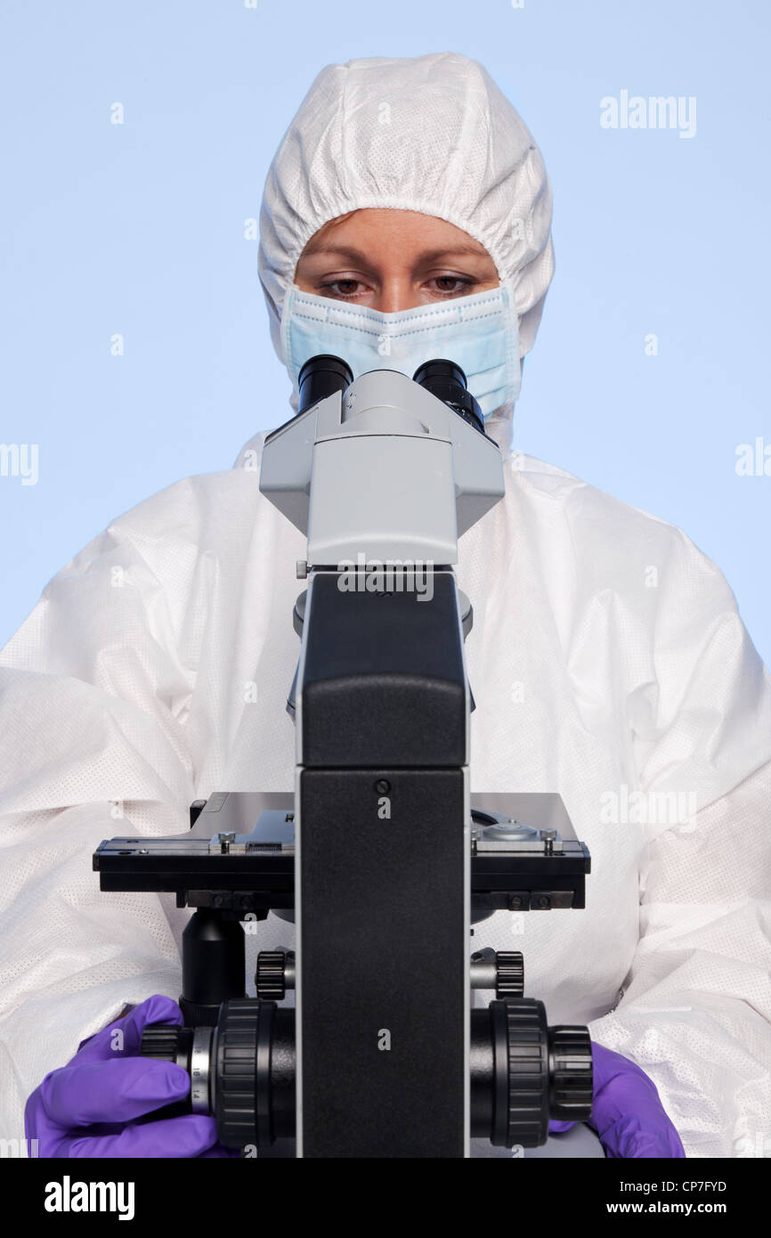 Foto di un biochimico guardando un microscopio di laboratorio. Foto Stock