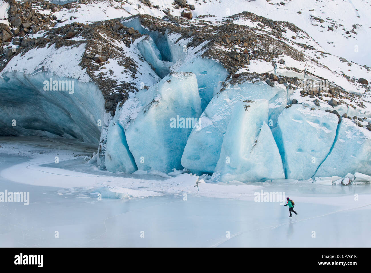 Donna pattinaggio sul ghiaccio di fronte del ghiacciaio di borsette, Chugach Mountains vicino a Cordova, centromeridionale Alaska, inverno Foto Stock