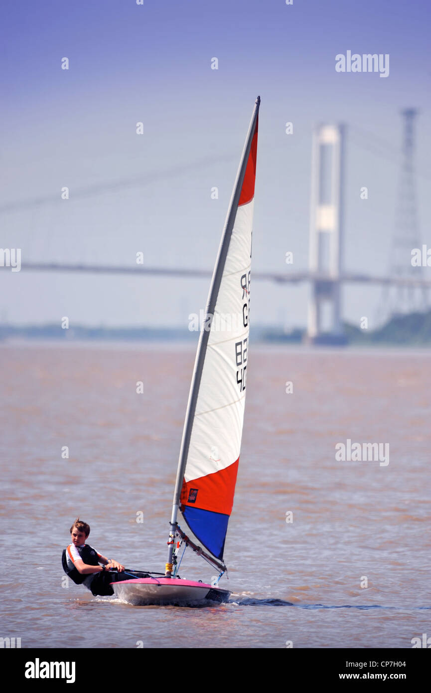 Una barca a vela a una regata sul fiume Severn vicino a Thornbury, GLOUCESTERSHIRE REGNO UNITO Foto Stock