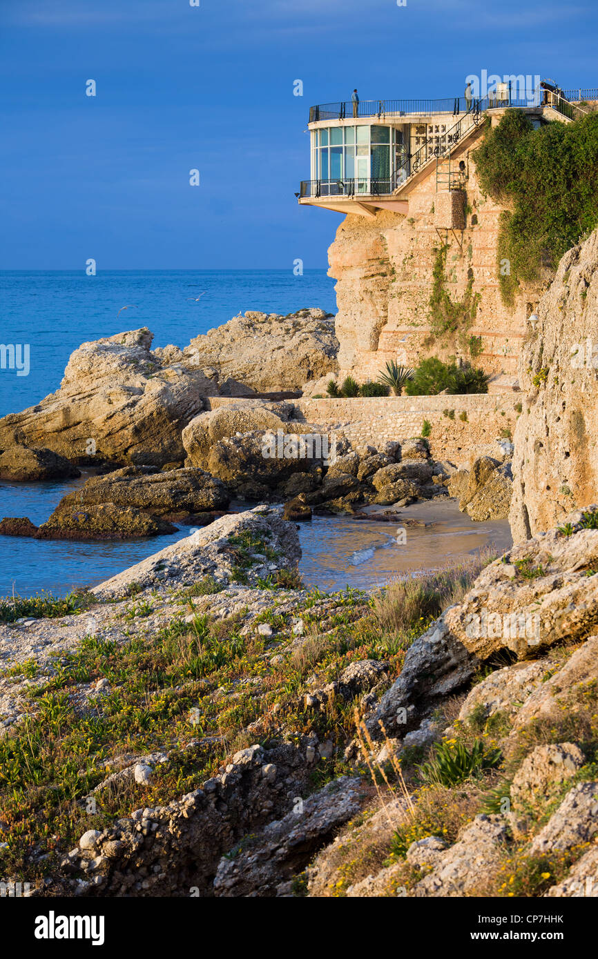 Balcón de Europa (Balcone d'Europa) all alba del Mare Mediterraneo a Nerja, Costa del Sol, southern Andalusia, Spagna Foto Stock