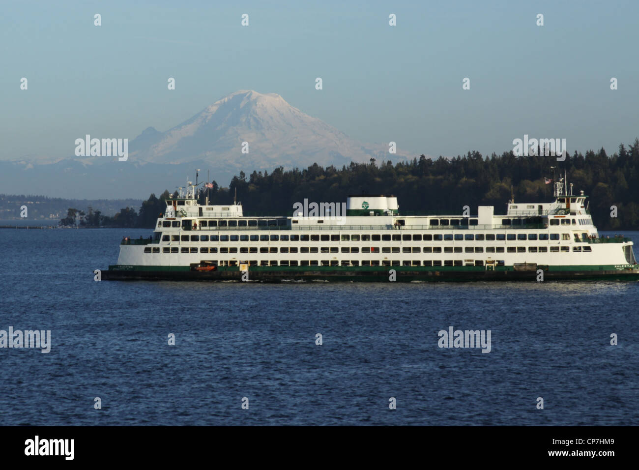 Un traghetto a Puget Sound vicino Seattle, con la meravigliosa vista del Mt. Rainier, un vulcano. Foto Stock