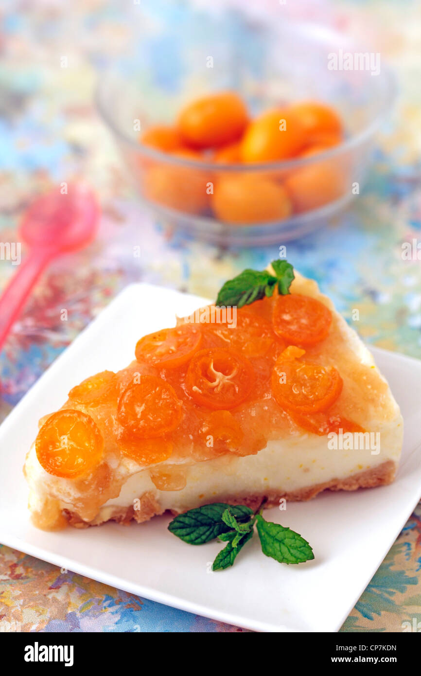 Iced crostata con yogurt e kumquat. Ricetta disponibile. Foto Stock