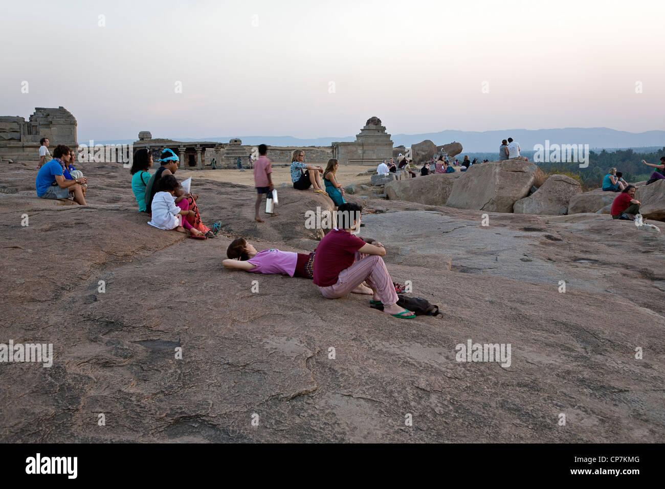 I turisti in attesa per il tramonto. Hampi. Il Karnataka. India Foto Stock