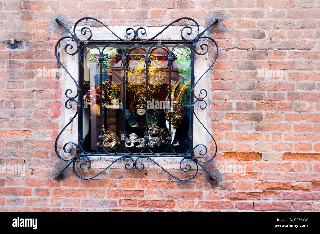 Finestra di un negozio di maschere - sestiere Dorsoduro, Venezia - Italia Foto Stock