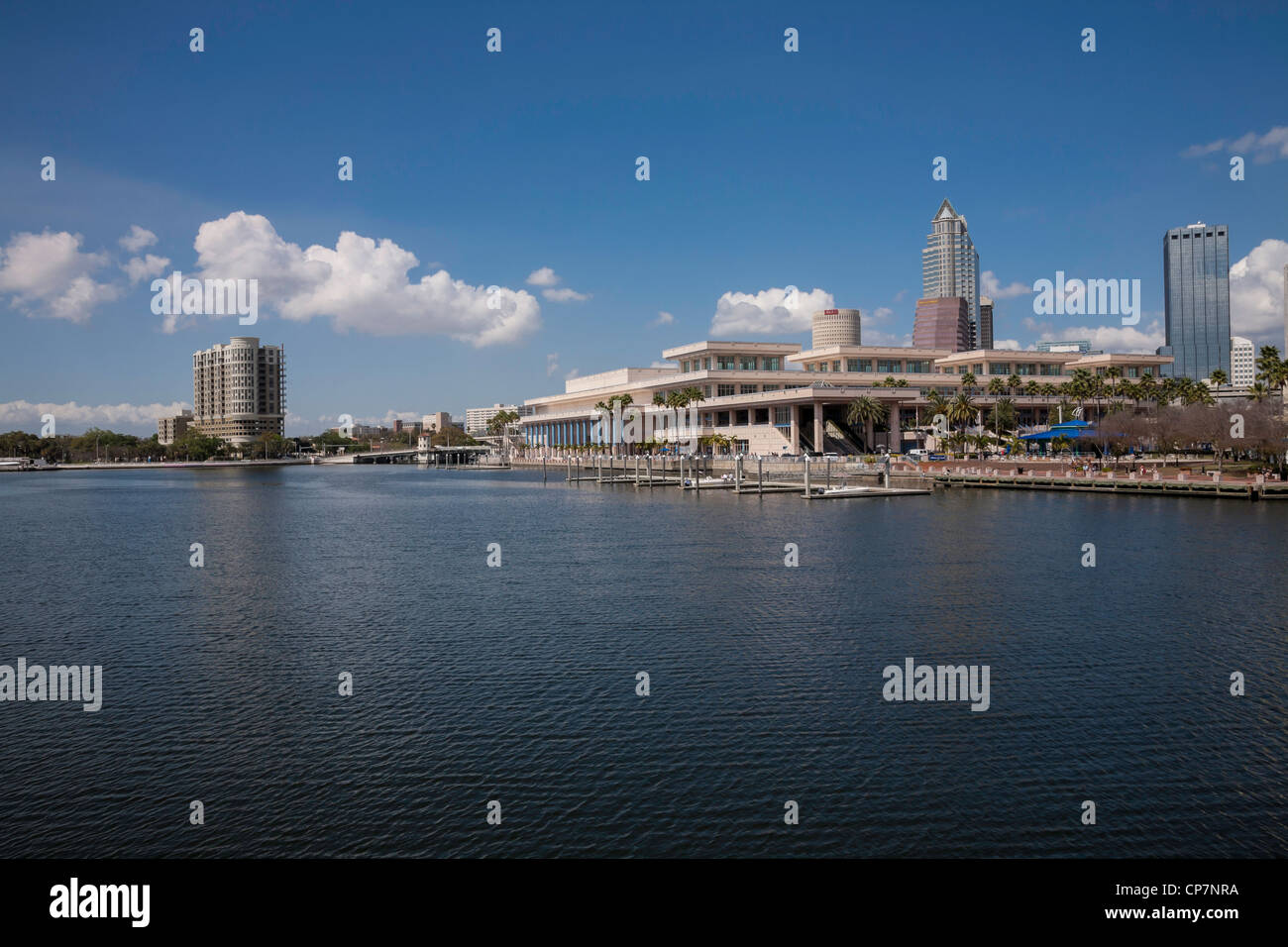 Skyline del centro e Hillsborough River, Tampa, FL Foto Stock