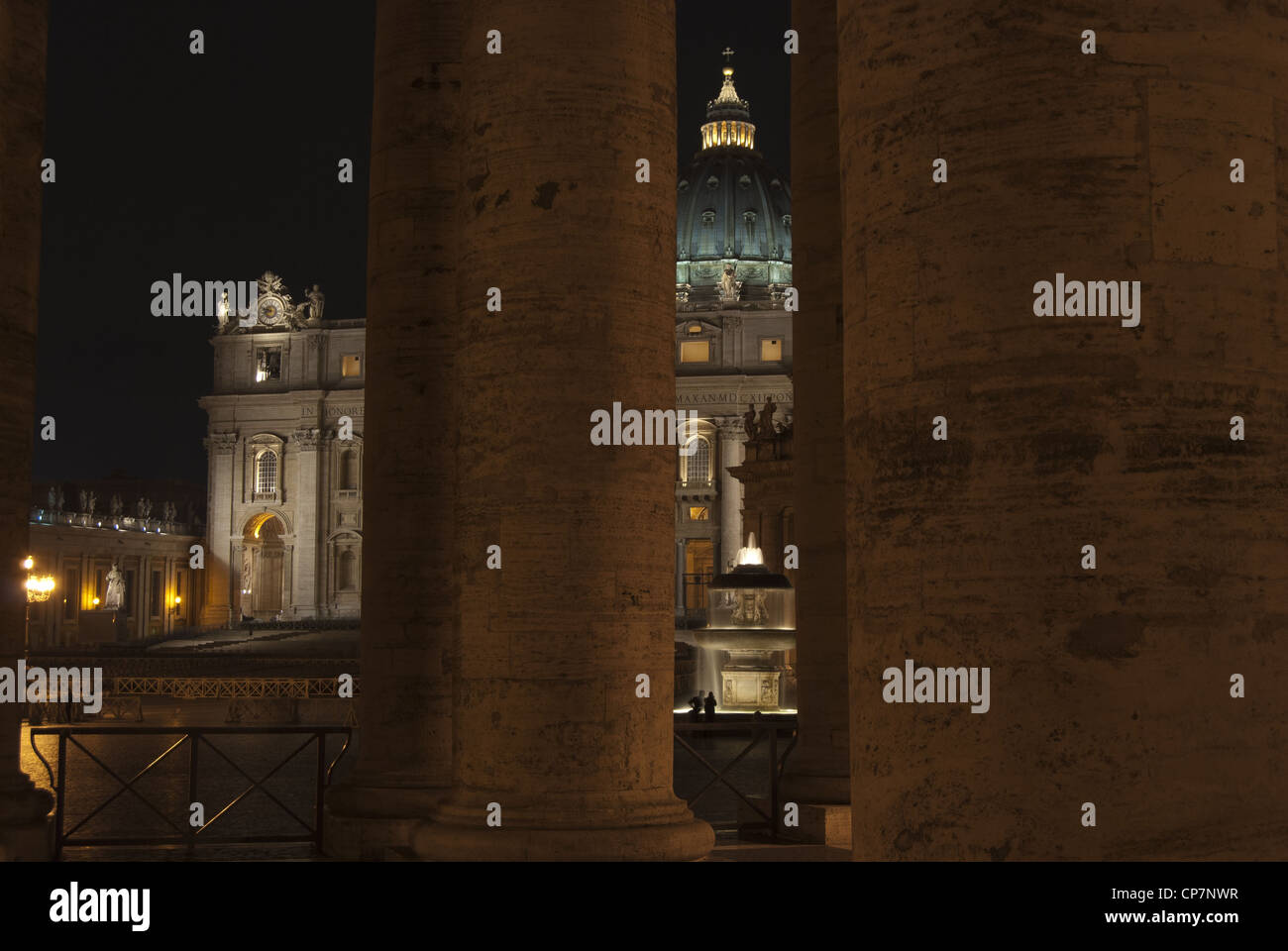 Roma. Città del Vaticano. Piazza San Pietro. La basilica di San Pietro di notte Foto Stock