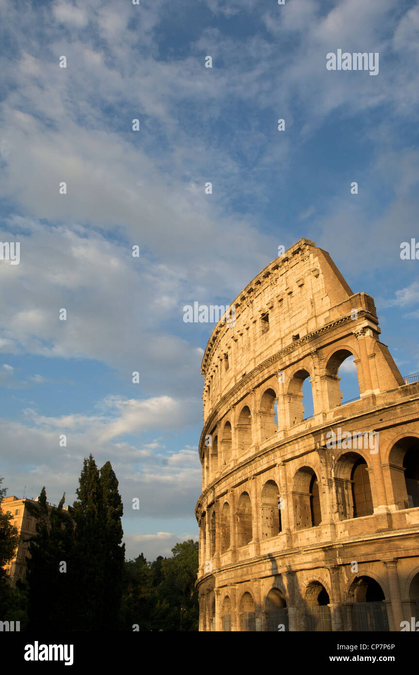 Il Colosseo, Roma, Italia. La sua costruzione iniziò nel 72 sotto l'imperatore Vespasiano e fu completato nel 80 d.c. sotto Tito Foto Stock