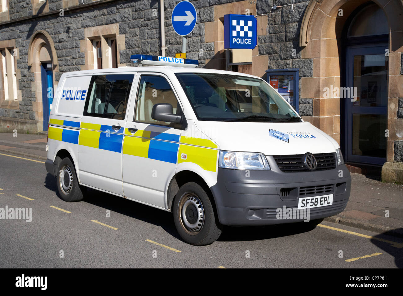 La polizia di strathclyde van al di fuori della stazione di polizia in Scozia Oban Regno Unito Foto Stock