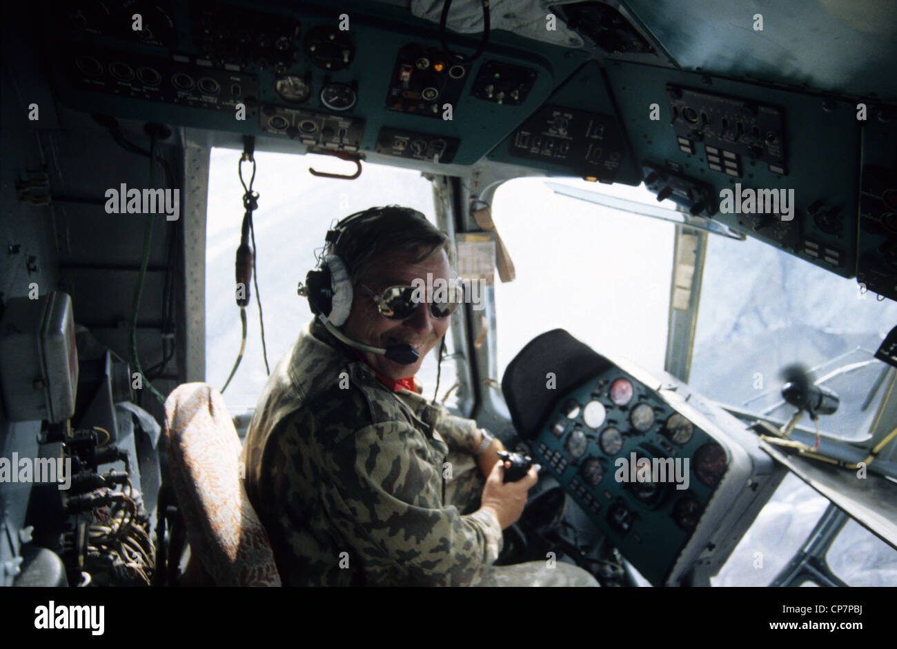 Progetto pilota ai comandi di un russo costruito Mi17 elicottero su un volo a sud ghiacciaio Inylchek base camp in Kazakistan Foto Stock