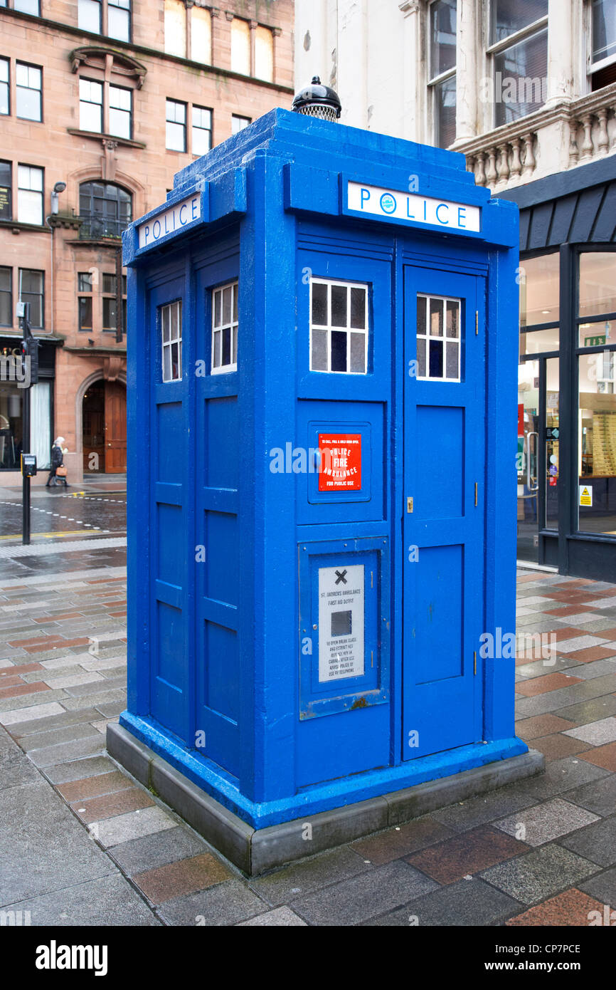 Tradizionale blu polizia callbox nel quartiere di Merchant City Glasgow Scotland Regno Unito Foto Stock