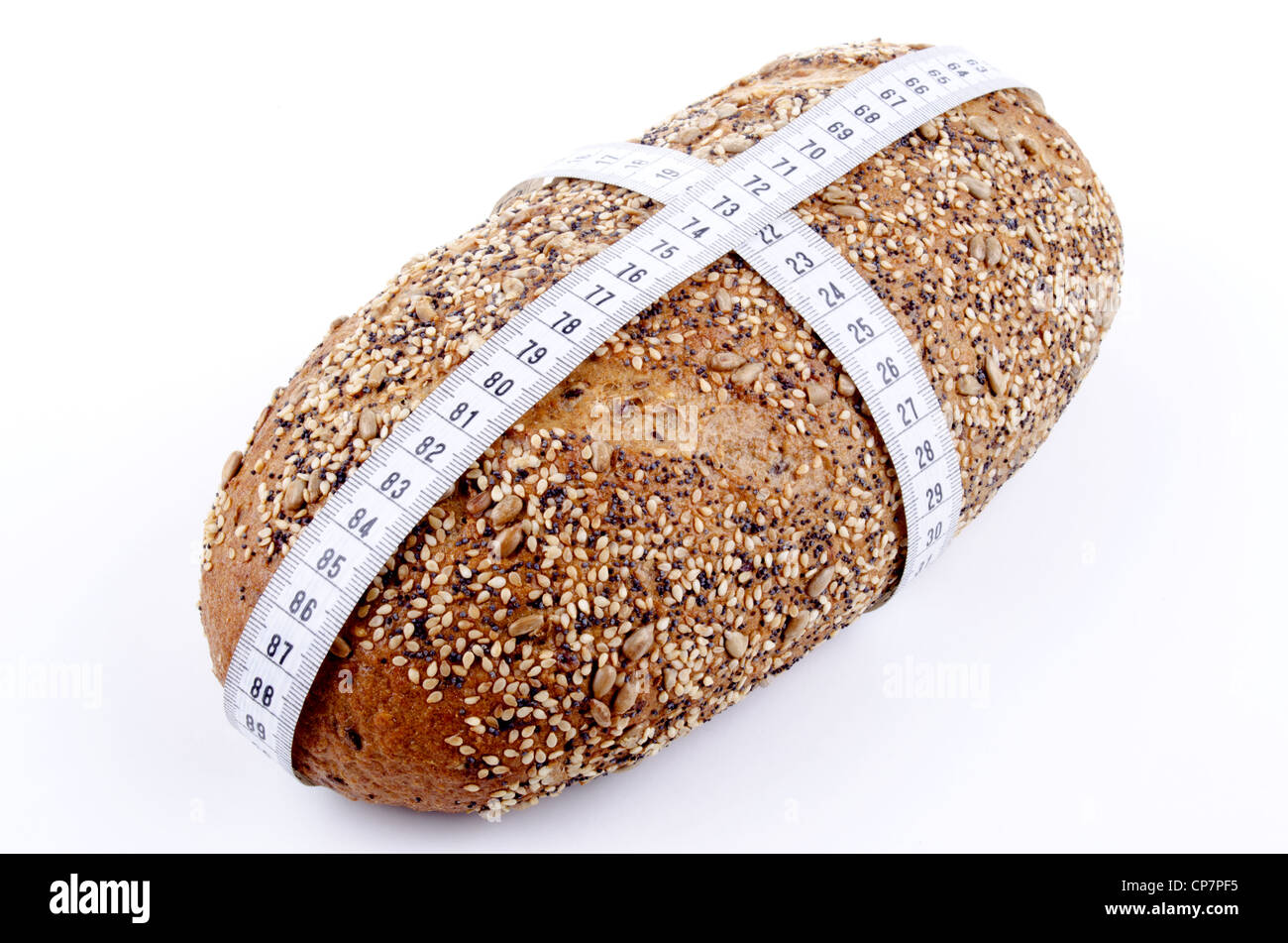 Home multi cotto il pane di grano con precisione al centimetro di nastro di misurazione Foto Stock
