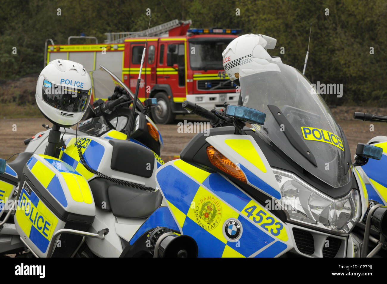 Polizia moto BMW e pompa antincendio Foto Stock