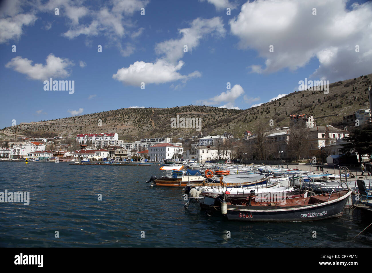 Barche nel porto BALAKLAVA CRIMEA UCRAINA 02 Aprile 2012 Foto Stock