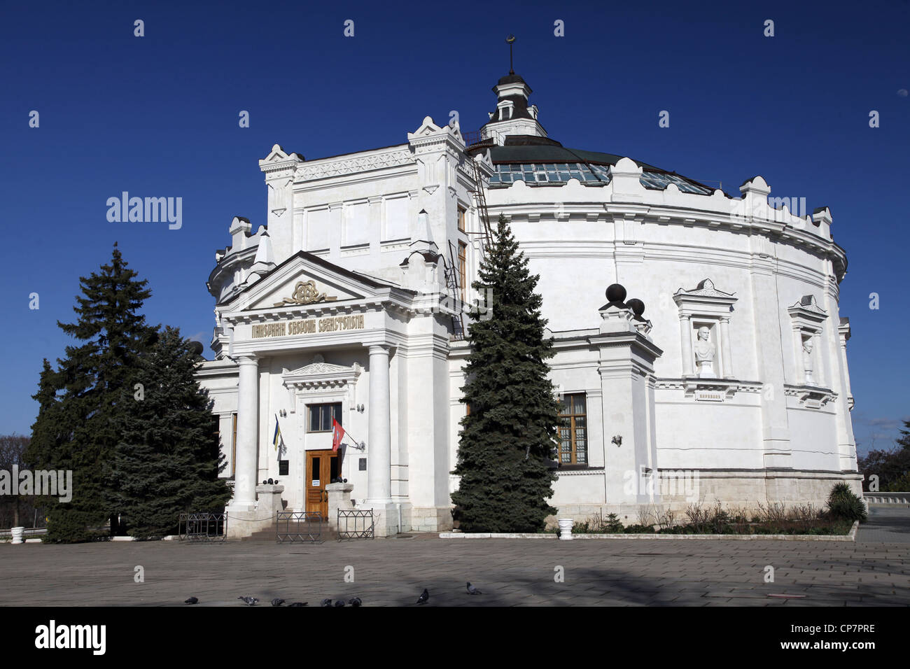 Bianco edificio ANORAMA SEBASTOPOLI CRIMEA UCRAINA 02 Aprile 2012 Foto Stock