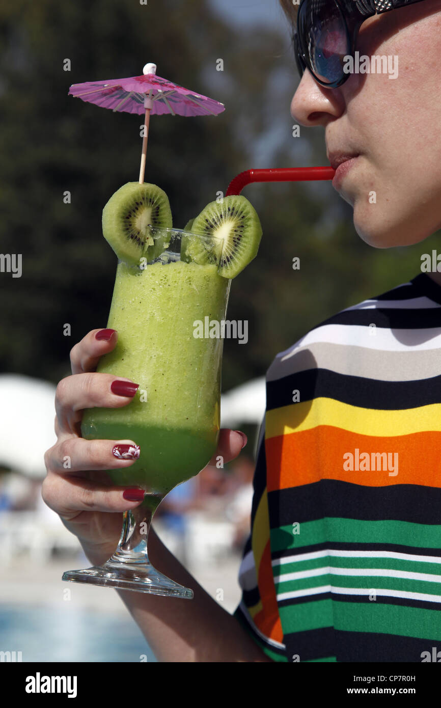 Signora bevande KIWI SUCCO DI FRUTTA BERE SIDE TURCHIA 15 Aprile 2012 Foto Stock
