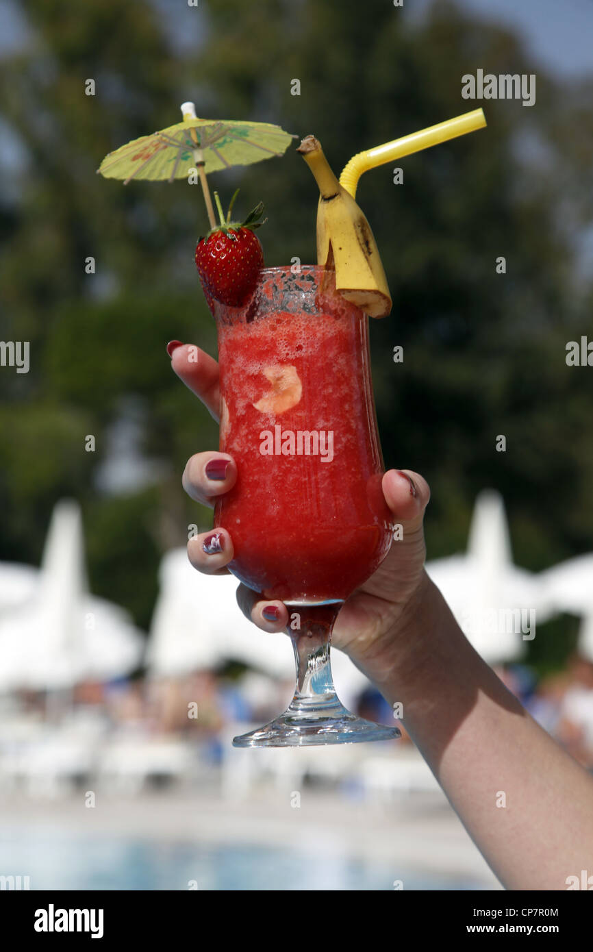 Fragola SUCCO DI FRUTTA DRINK IN HAND SIDE TURCHIA 15 Aprile 2012 Foto Stock