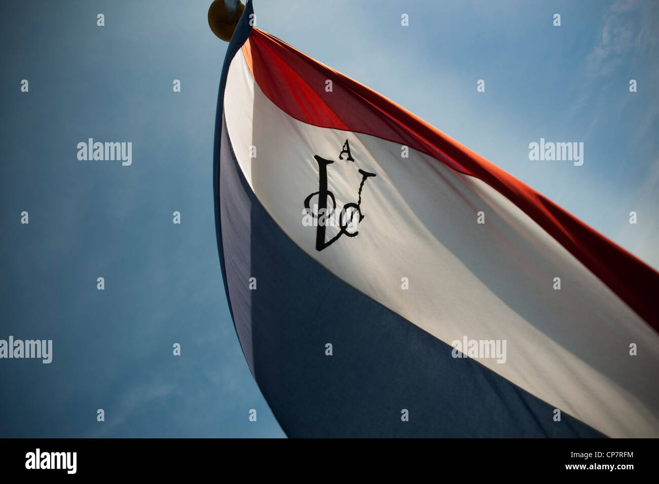 Dutch rosso-bianco-e-blue flag di VOC rispetto a Sun Foto Stock