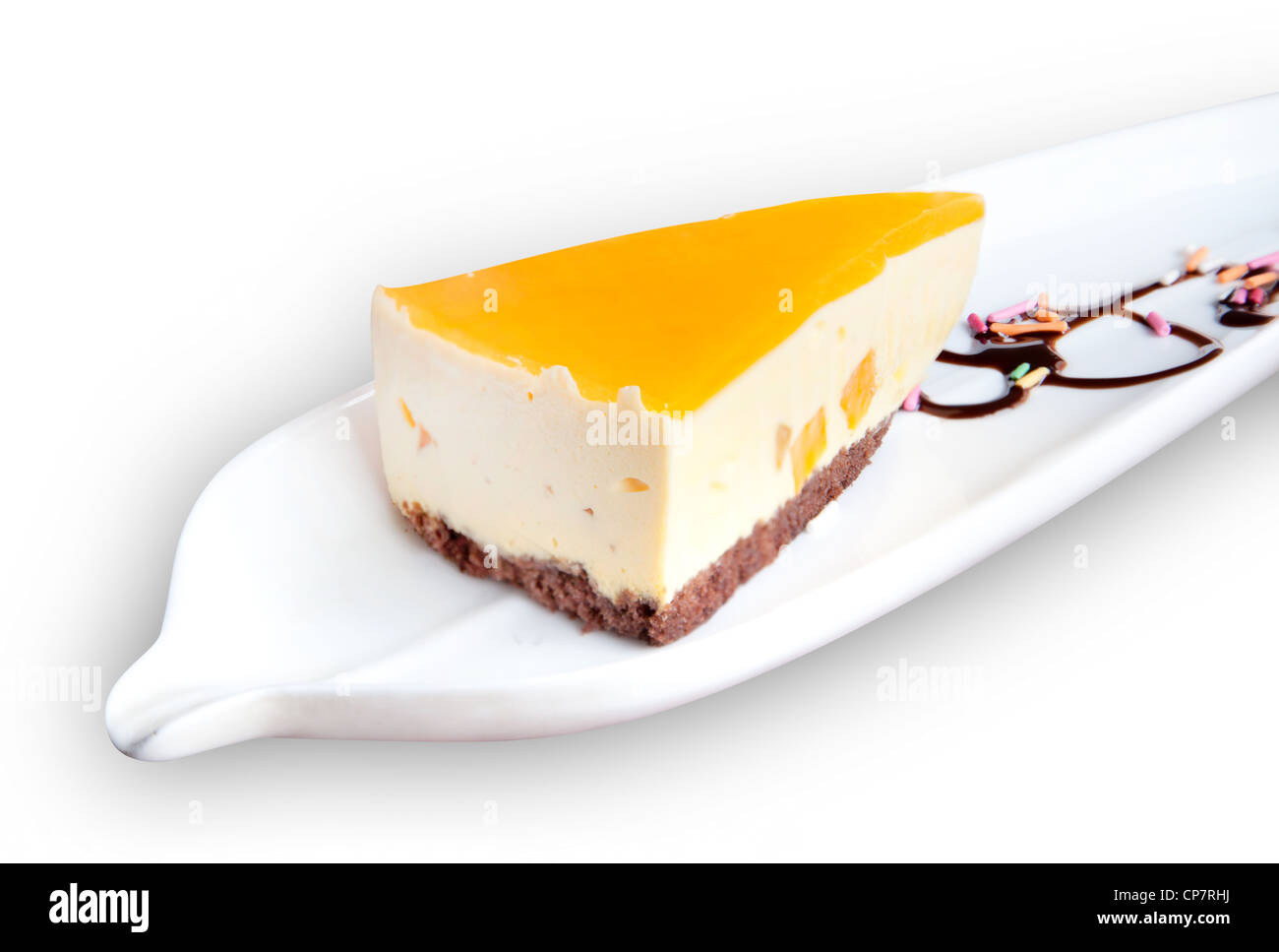 Una fetta di delicatezza torta di formaggio sul piatto con il percorso di clipping, isolato su sfondo bianco. Foto Stock