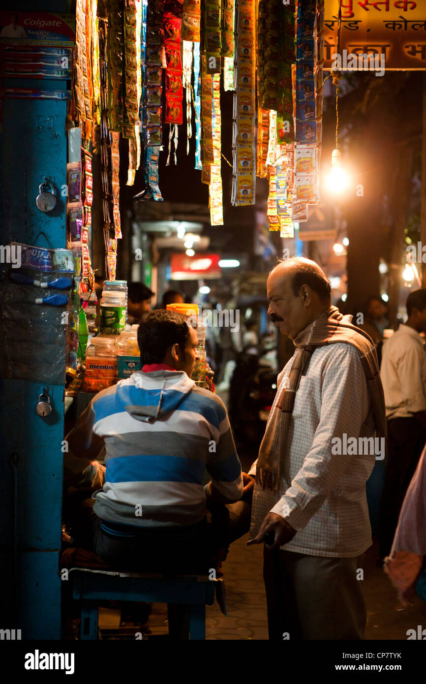 Indian il tabacco da masticare venditore negoziante parla con il cliente (Calcutta, Kolkata), India Foto Stock