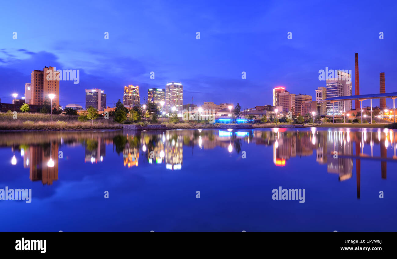 Edifici nel centro cittadino di Birmingham, Alabama, Stati Uniti d'America come visto dalla ferrovia Park. Foto Stock