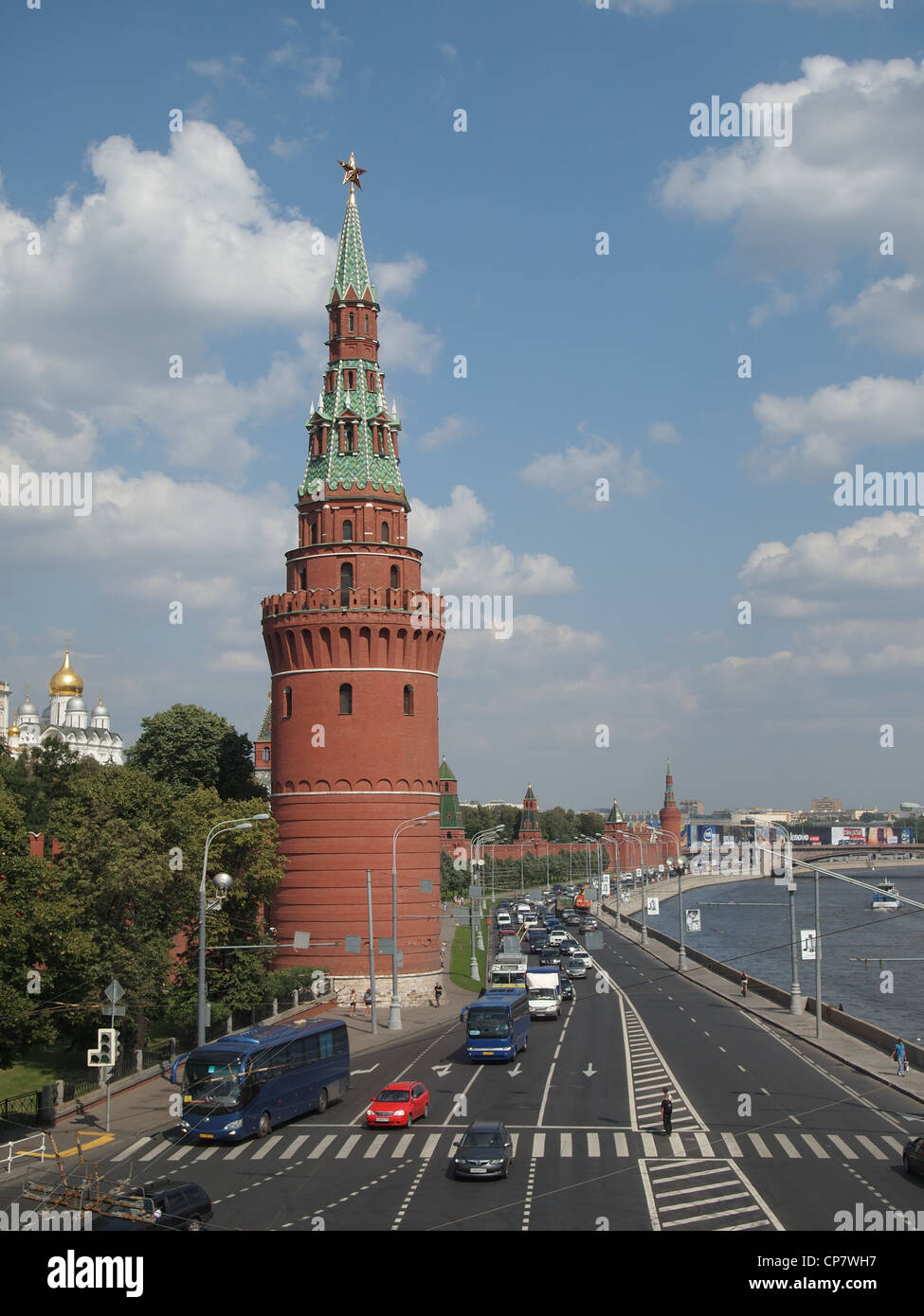 Il Cremlino di Mosca, la fornitura di acqua (Vodovzvodnaya) Torre e fiume Moskva Foto Stock
