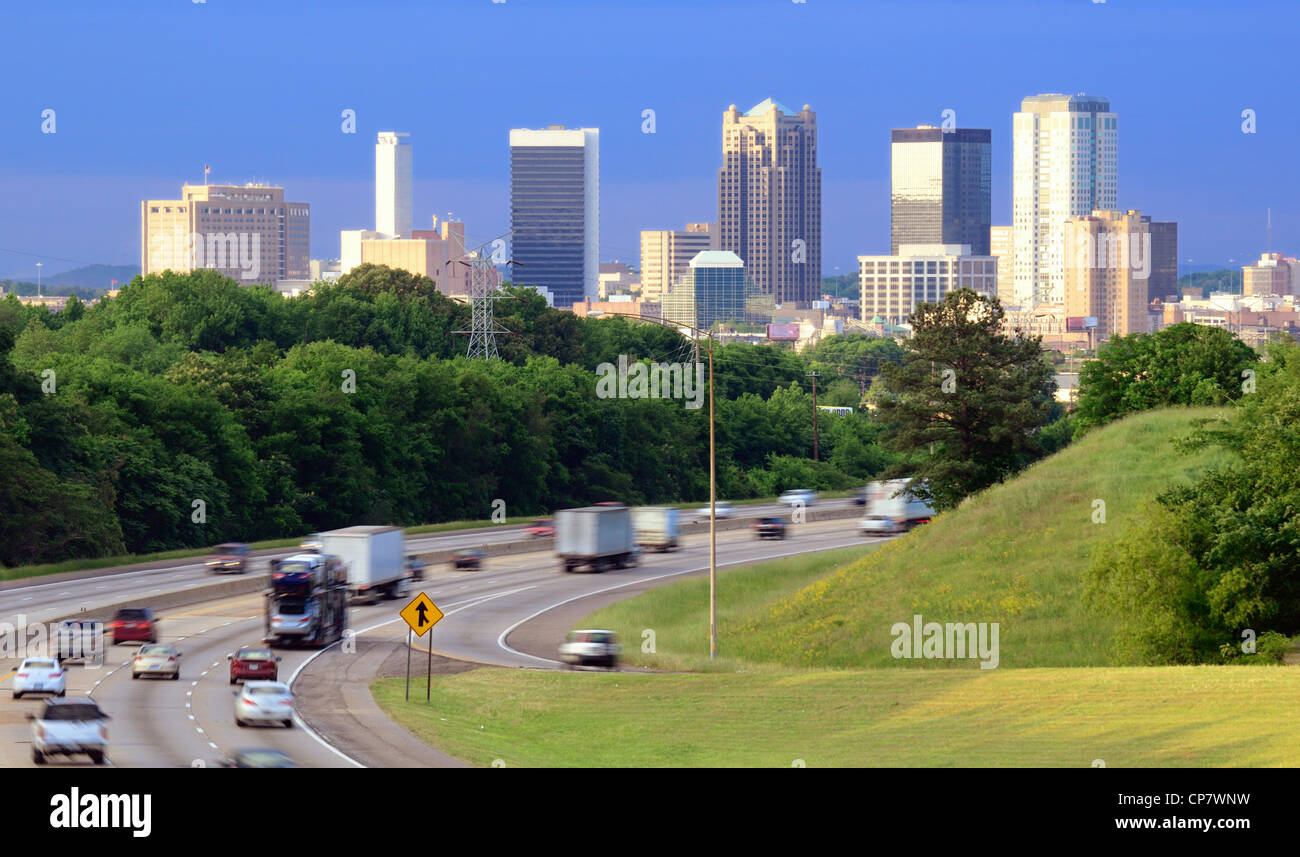 Skyline di Birmingham, Alabama dal di sopra della Interstate 65. Foto Stock