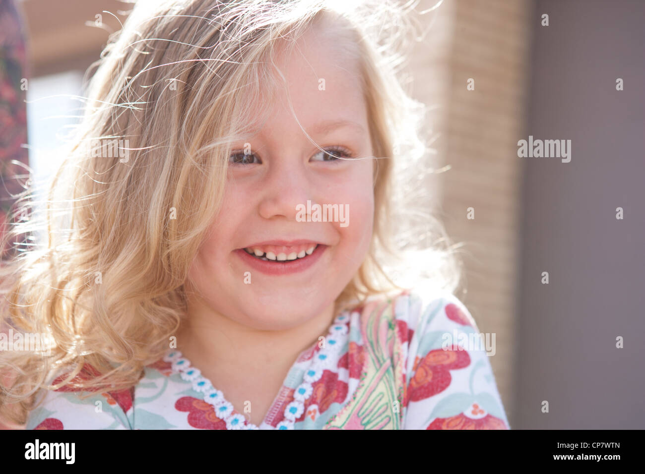 Bambina di cinque anni ridere in luce del sole. Foto Stock