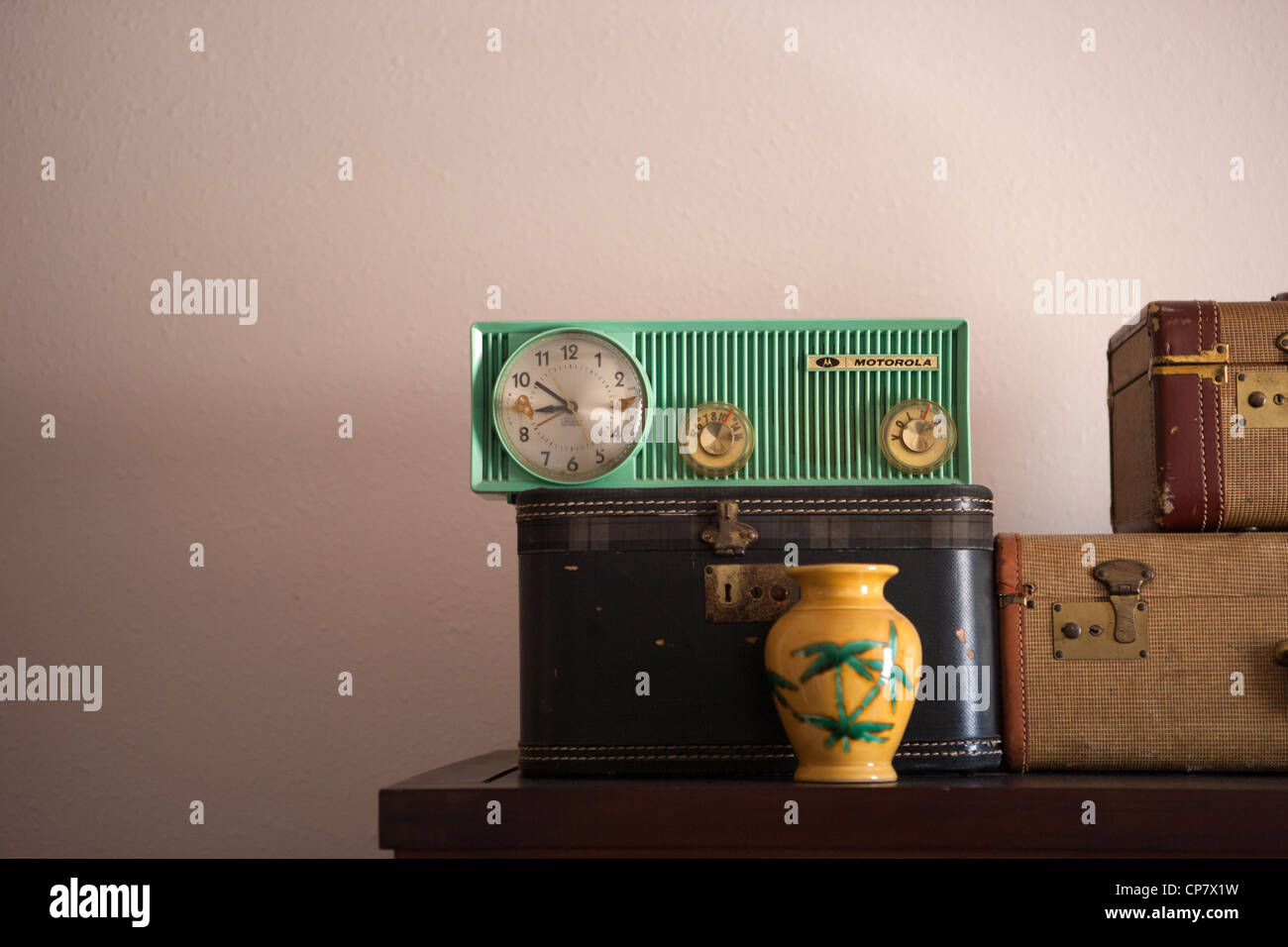 Vintage radio Motorola, vintage box, e vaso su un ripiano. Foto Stock