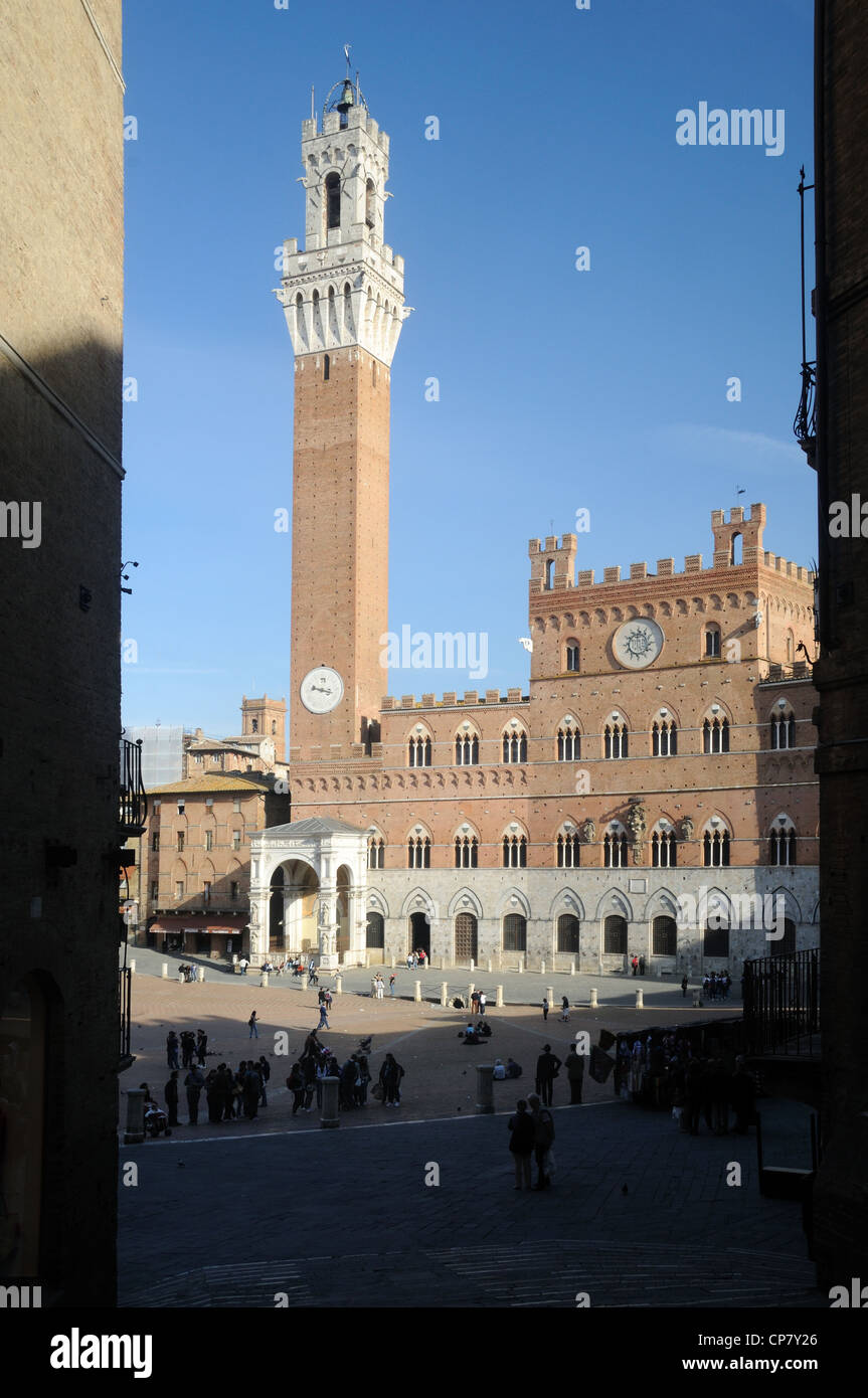 La Torre del Mangia e Palazzo Pubblico di Siena, Toscana, Italia Foto Stock