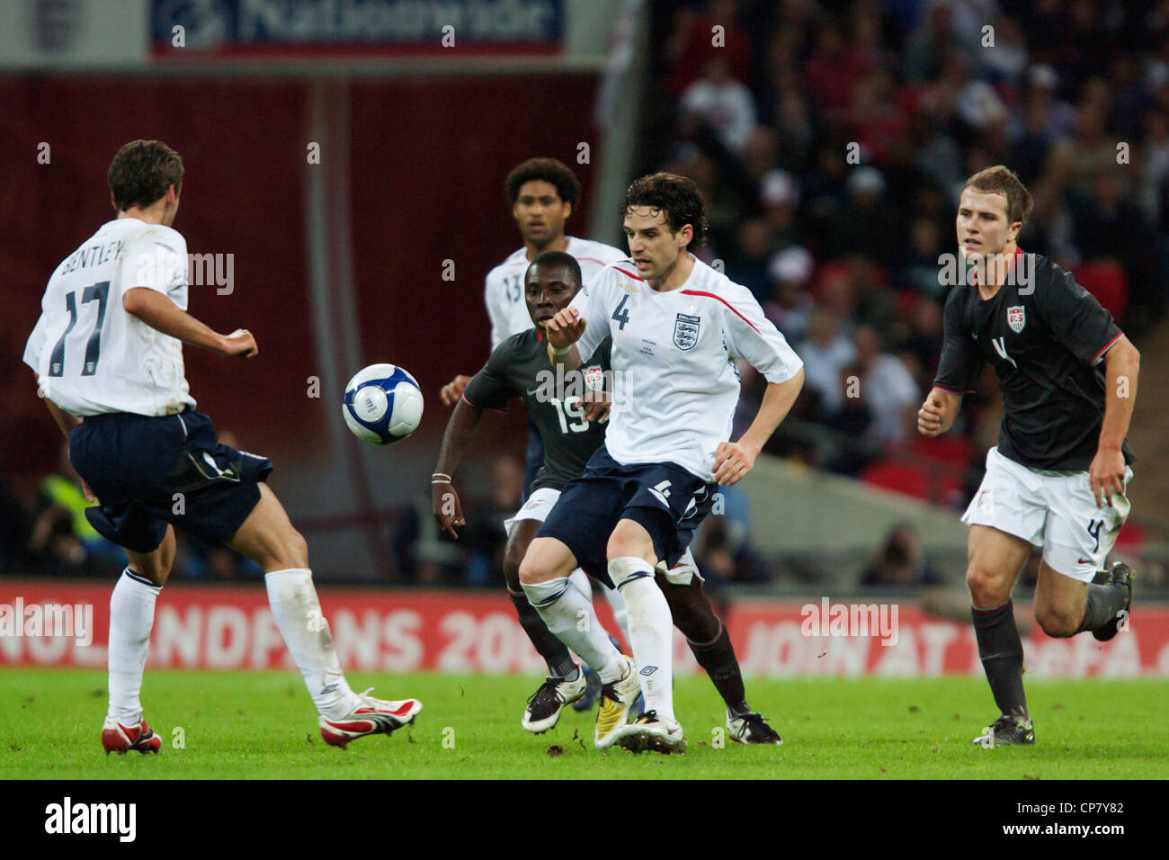 Owen Hargreaves dell'Inghilterra (4) in azione durante un calcio internazionale amichevole contro gli Stati Uniti allo stadio di Wembley. Foto Stock Owen Hargreaves dell'Inghilterra (4) in azione durante un calcio internazionale amichevole contro gli Stati Uniti allo stadio di Wembley. Foto Stock