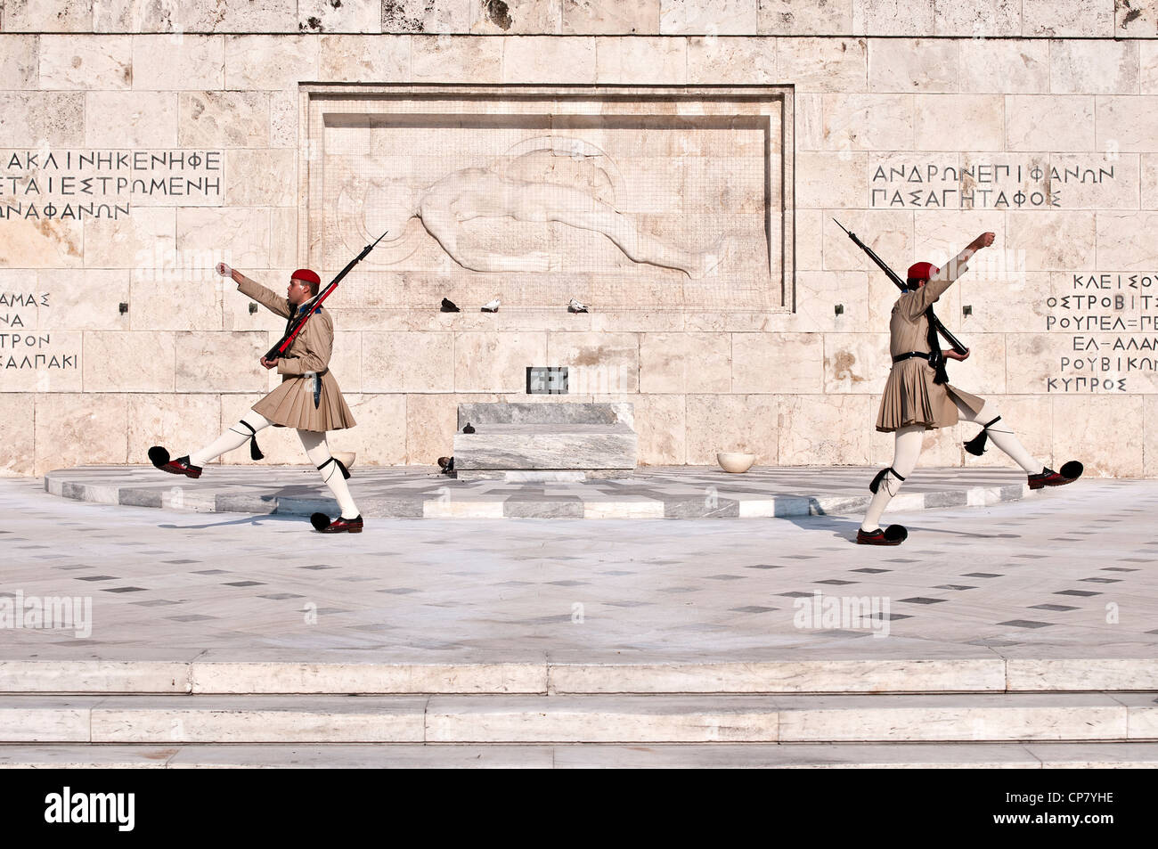 Atene, Grecia cambio di guardia davanti alla tomba del Milite Ignoto, il parlamento greco Foto Stock