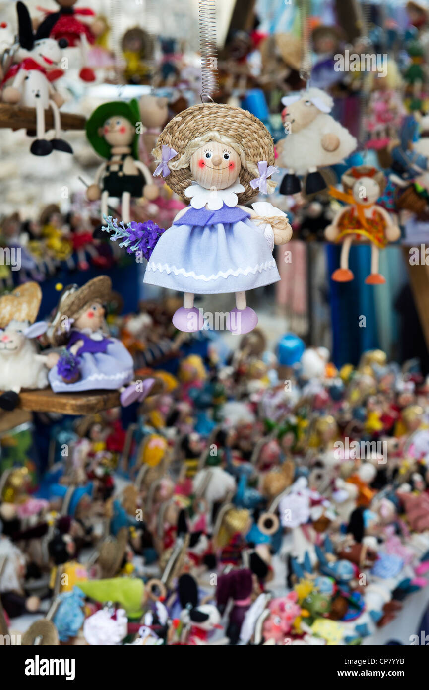 Appendere in legno giocattoli per bambini / bambole su un mercato in stallo. Oxford Inghilterra Foto Stock