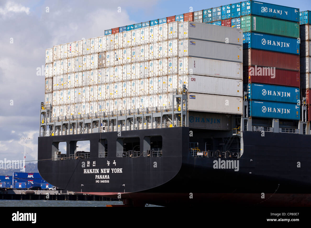 Il lato di poppa di un Hanjin nave cargo mostra contenitori impilati al porto - San Francisco, California USA Foto Stock