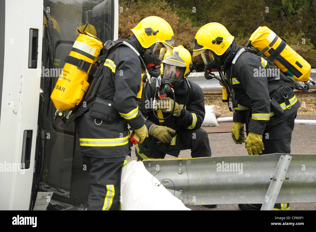 I vigili del fuoco in apparecchi di respirazione Foto Stock