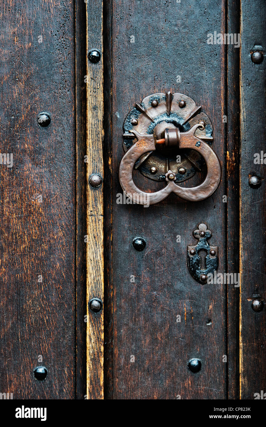 Vecchio di legno porta in legno di quercia con sportello respingente, Oxford University, Oxfordshire, Inghilterra Foto Stock