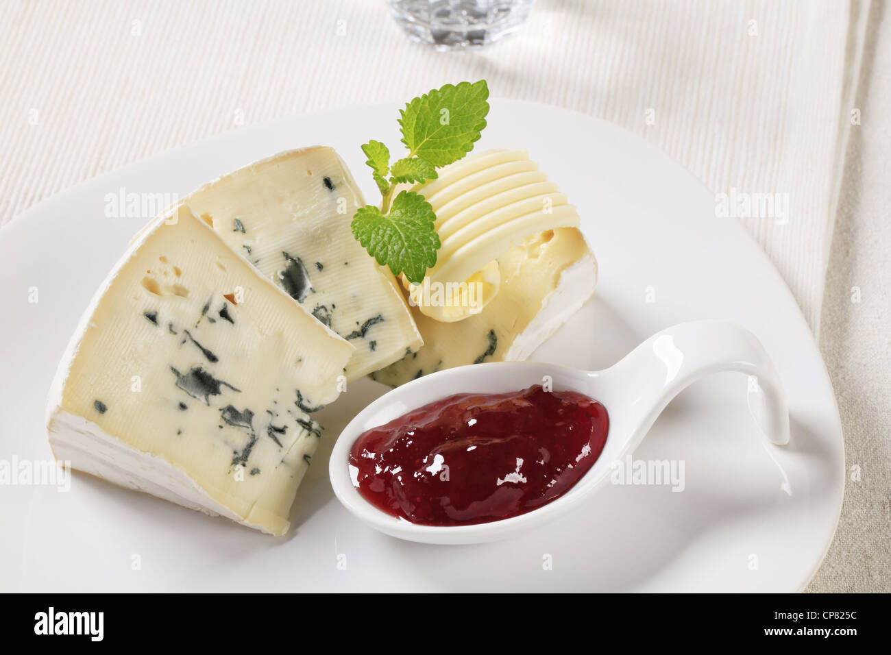 Fette di formaggio blu e confettura Foto Stock