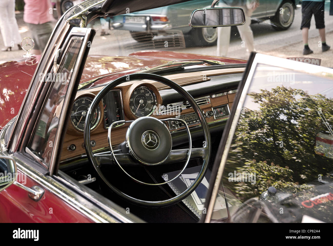 Interno e di un cruscotto di un vecchio Mercedes 220 SE Cabriolet. Foto Stock