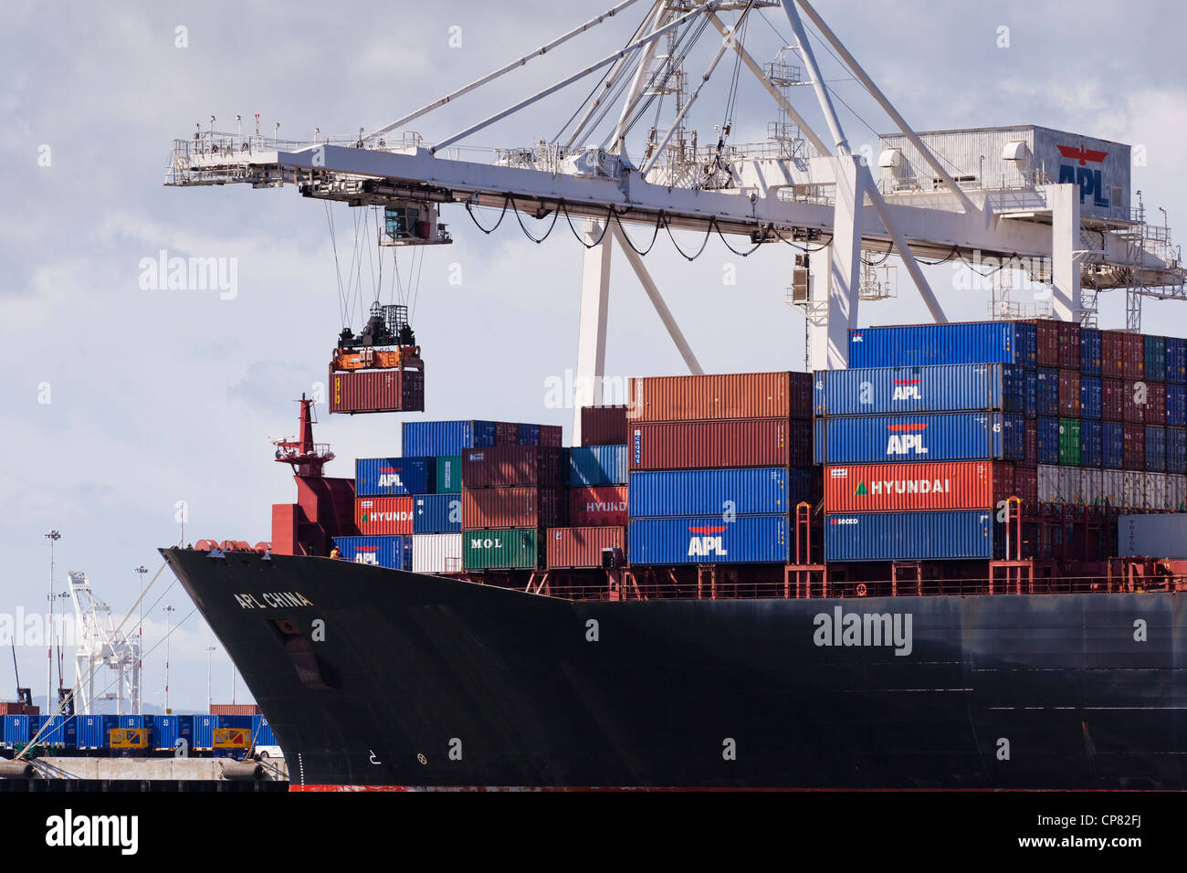 Un gantry crane contenitori di carico sulla nave cargo - San Francisco, California USA Foto Stock