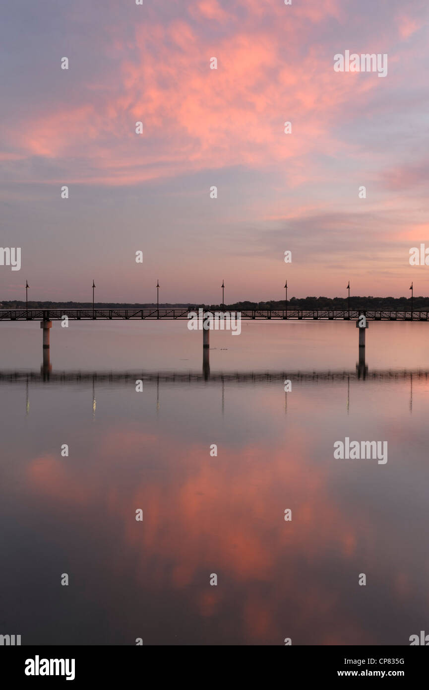 Ponte pedonale al tramonto, White Rock Lake, Dallas, Texas Foto Stock