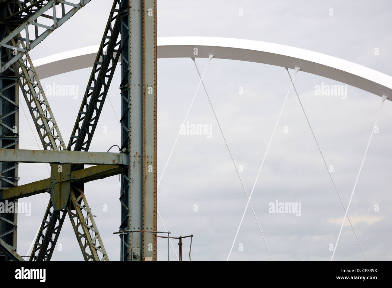 Costruzione in acciaio, Finnieston gru e Clyde ponte ad arco a Glasgow, in Scozia. Foto Stock