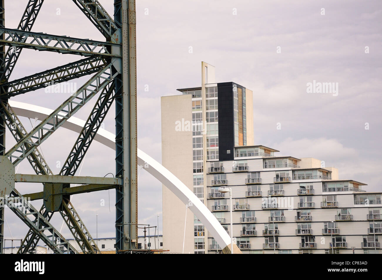 Finnieston gru, Clyde Arc Bridge e nuovo riverside alloggiamento sul fiume Clyde vicino al centro della città di Glasgow. Foto Stock