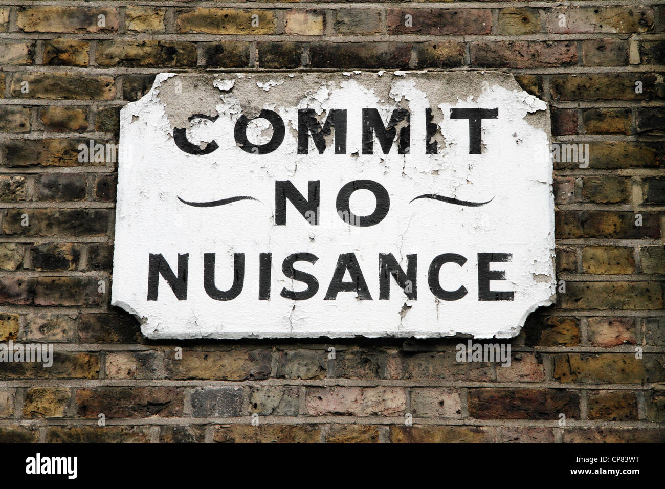 Vecchio 'commettere nessun fastidio' segno sulla parete, Southwark, Londra, Regno Unito Foto Stock