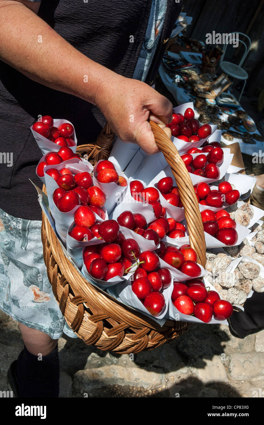 Le ciliege fresche in un cestello per la vendita in un mercato, Pocitelj, Bosnia, Europa Foto Stock