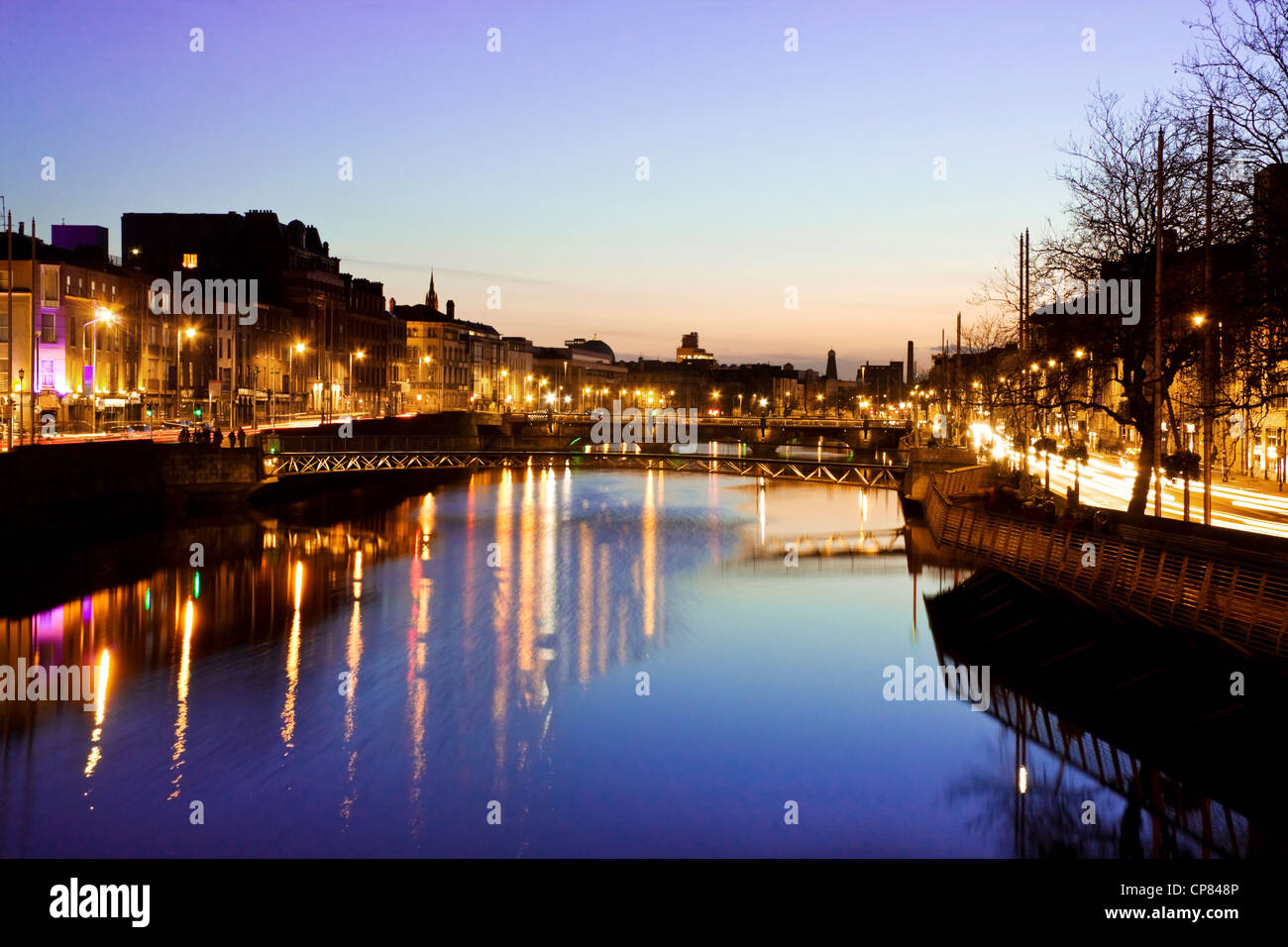 La città di Dublino al tramonto - Vista sul fiume Liffey e storico ponte di Grattan. Una lunga esposizione, treppiede utilizzato. Foto Stock