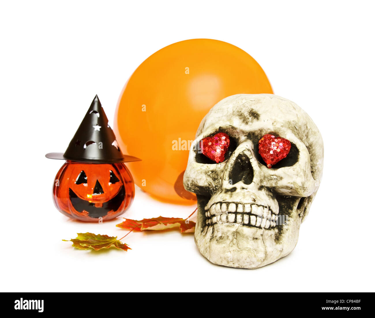 Celebrare Halloween amore con creepy cranio, decorazione di zucca e il palloncino. Isolato su sfondo bianco. Foto Stock