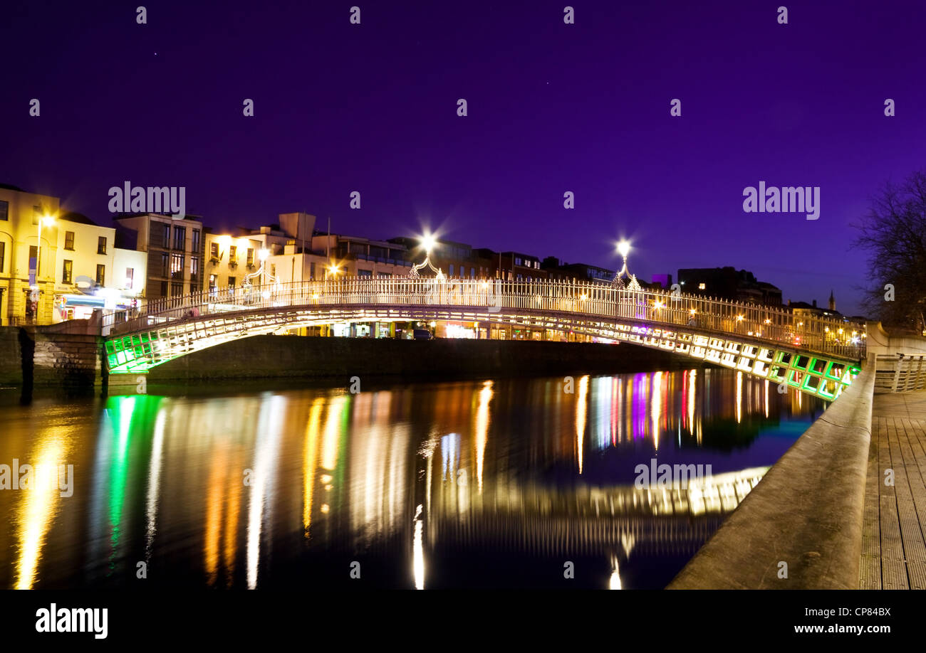 L'Ha'penny ponte sopra il fiume Liffey fu costruito originariamente nel 1816 e ora è un famoso Dublin Tourist landmark Foto Stock