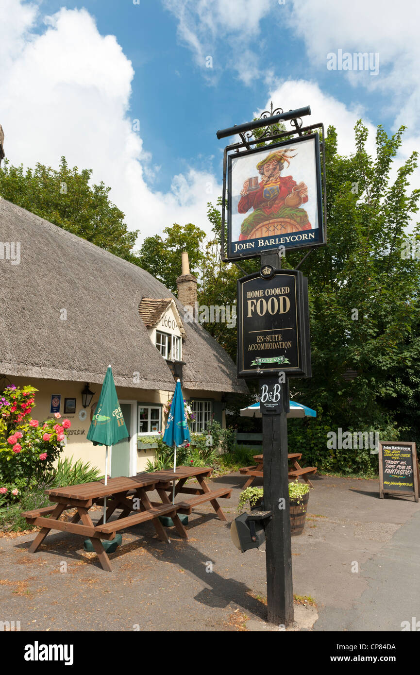 Pub segno presso la John Barleycorn Inn, Duxford, Cambridge, Inghilterra, Regno Unito - storico con il tetto di paglia tradizionale pub inglese Foto Stock