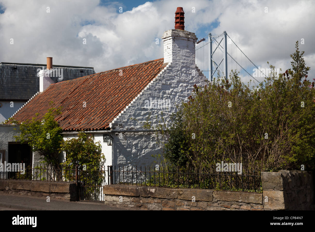 South Queensferry Taobh un Deas Chas Chaolais in gaelico, noto anche come Queensferry giace tra il Forth Bridge & Forth Rd Foto Stock