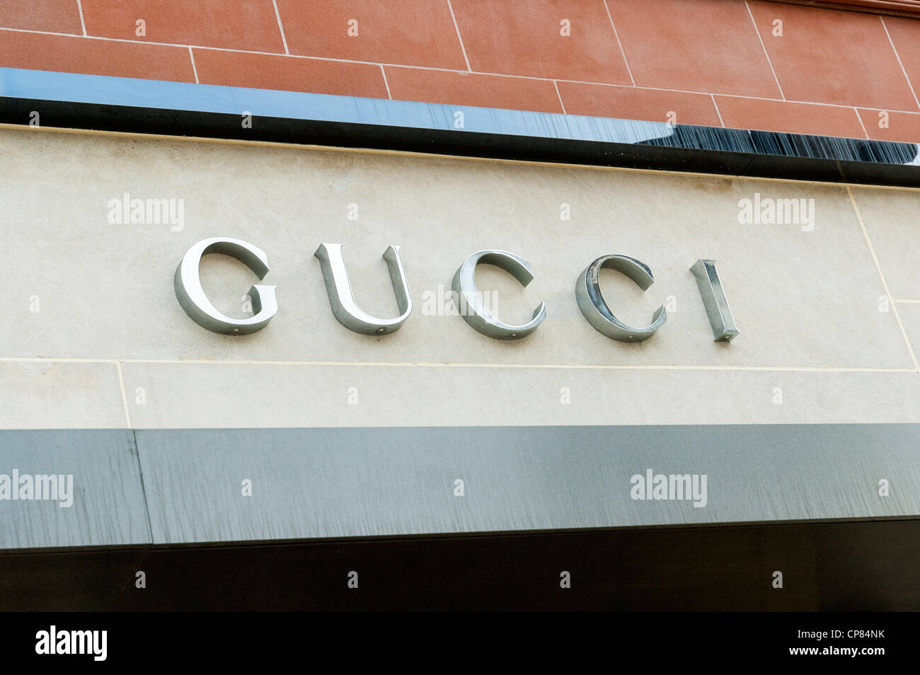 Gucci logo in un negozio di Gucci Foto Stock