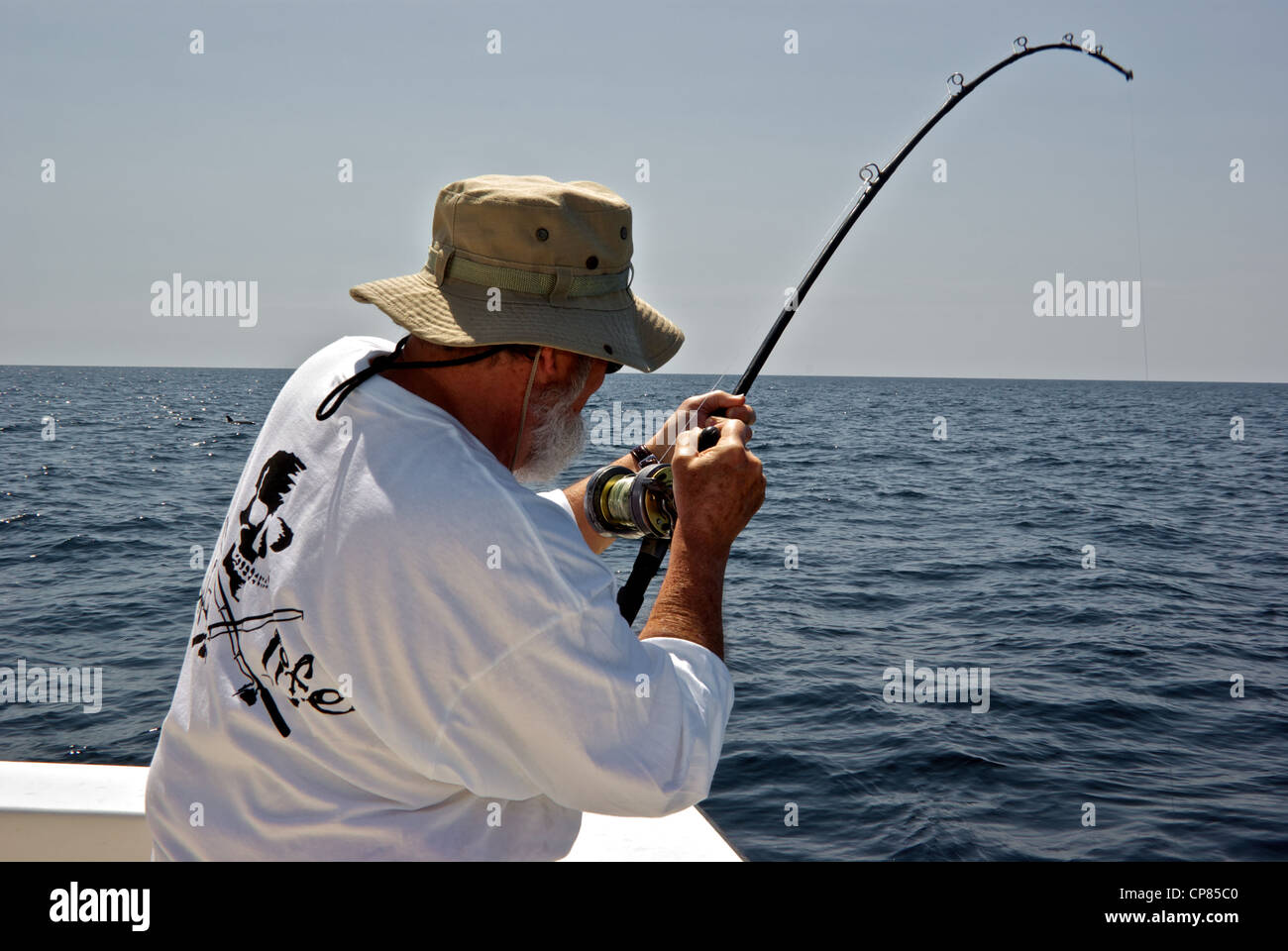 Pescatore caucasica la riproduzione di pesci nell'offshore profondo mare pesca sportiva Golfo del Messico Foto Stock